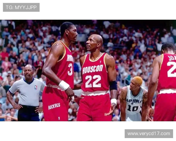 哈基姆奥拉朱旺的传奇生涯与他如何改变篮球内线技术格局